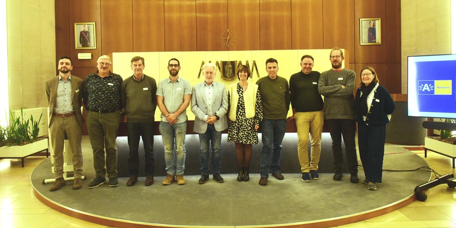 de leden van het Merksems sportforum in de trouwzaal van het districtshuis